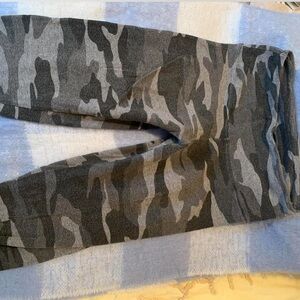 •Camo Leggings
•Garage
•Small